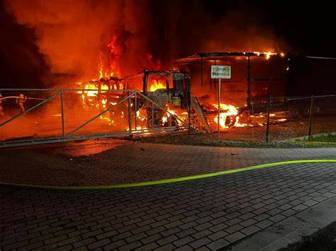 pożar trzech ciężarówek na parkingu