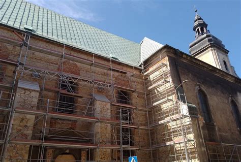 Zdjęcie rusztowań wokół uszkodzonej wieży Kościoła Świętego Wojciecha
