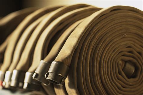 Infografika porównująca parametry różnych typów węży strażackich: średnica, ciśnienie robocze, materiał wykonania.