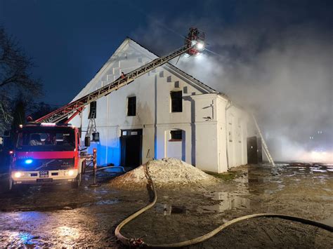 Zdjęcie historycznego budynku stadniny w Mosznej objętego pożarem