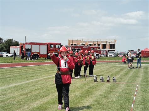 Młodzieżowe drużyny pożarnicze podczas zawodów CTIF na stadionie w Golinie