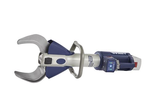 Zdjęcie nożyc hydraulicznych LUKAS eDRAULIC S 377 E2 w akcji, pokazujące ich mobilność