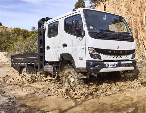 Zdjęcie przedstawiające wóz strażacki Mitsubishi Fuso Canter 4x4 i jego wyposażenie