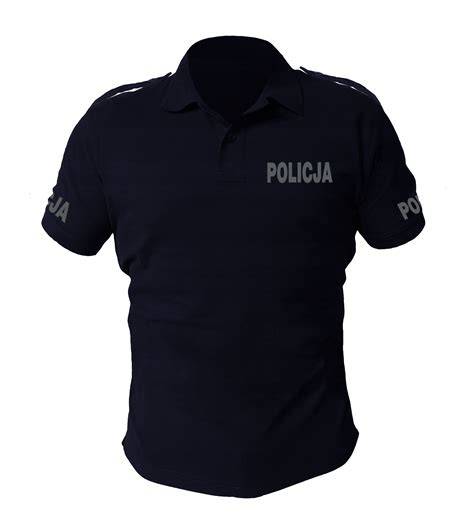Zdjęcie przedstawiające wysokiej jakości koszulkę polo z wyraźnym haftem strażackim oraz detalami kołnierzyka