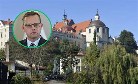 Zdjęcie przedstawiające wejście do zabytkowego klasztoru w Warcie lub widok na jego fragment, symbolizujące miejsce zdarzenia