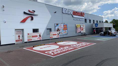 Widok na płonącą elewację supermarketu Intermarche w Braniewie