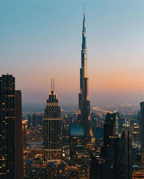 panorama Dubaju z widocznymi drapaczami chmur i Burj Khalifa