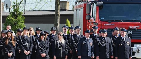 Scena z obchodów święta strażaka z udziałem lokalnej społeczności i młodzieży