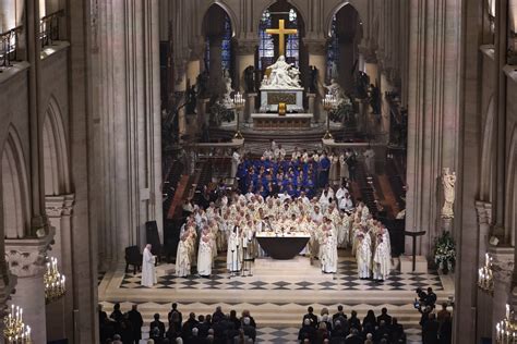 Tłumy przyglądające się płonącej katedrze Notre Dame