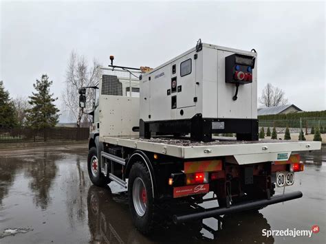 Wyspecjalizowany mobilny pojazd CBRN z widocznym sprzętem analitycznym i miejscami dla zespołu