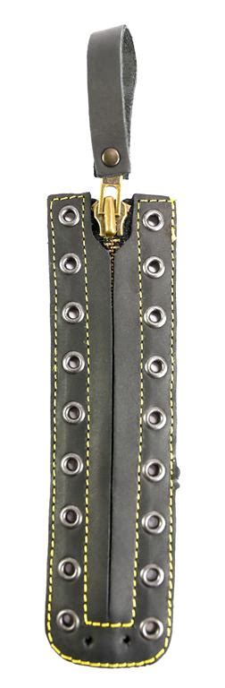 Detale butów strażackich Protektor ZERTIX WZ 428: zbliżenie na zamek, sznurowadła i fakturę skóry