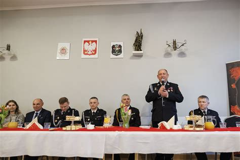 Strażacy OSP Nowa Wieś podczas interwencji związanej z owadami błonkoskrzydłymi