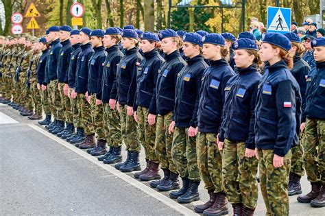 zdjęcie drużyny strażackiej w dwuszeregu przed startem ćwiczeń