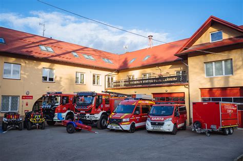 zdjęcie strażaków OSP Bystra Podhalańska dostarczających zebrane zabawki do szpitala