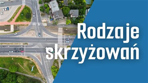 schematyczny rysunek skrzyżowania z zaznaczonym torem jazdy wozu strażackiego i samochodu osobowego, wskazujący punkt zderzenia i uderzenia w budynek