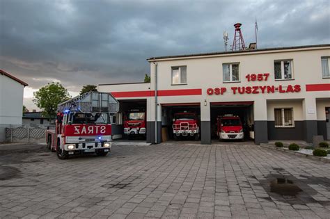 współczesne zdjęcie remizy OSP Tuszyn Las podczas spotkania lub wizytacji