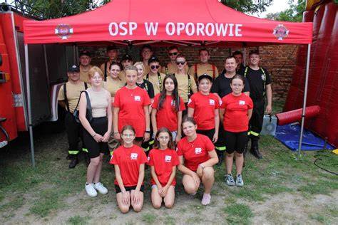 Młodzieżowa Drużyna Strażacka OSP Glinnik podczas zawodów lub ćwiczeń