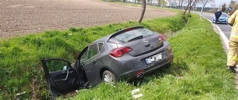 Zniszczony samochód Ford Transit straży pożarnej w rowie