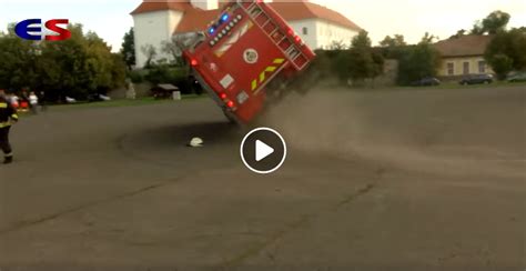 Ciężki wóz strażacki Steyr przewrócony na bok w rowie
