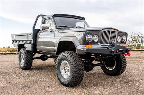 Zdjęcie klasycznego wozu strażackiego Jeep Kaiser Gladiator J3000 z 1969 roku