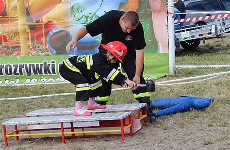 Strażacy w akcji podczas ćwiczeń bojowych na zawodach pożarniczych