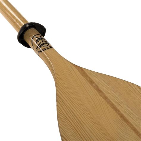 Zbliżenie na wiosło kajakowe wykonane z drewna i sklejki