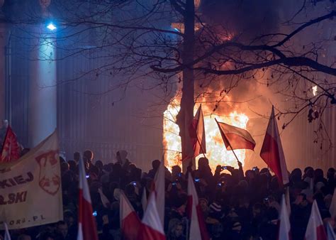 Płonąca budka strażnicza przed Ambasadą Rosji podczas Marszu Niepodległości 2013