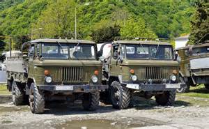 Ciężarówka GAZ 66 Shishiga w wersji leśnej z gąsienicami transportująca kłody w FS15