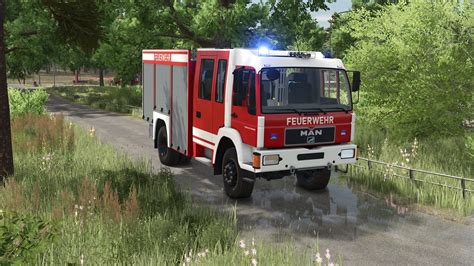Polski wóz strażacki jako modyfikacja w Farming Simulator 2015, stojący na farmie