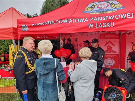 Zdjęcie z pikniku strażackiego w Jasieniu, przedstawiające uczestników lub jedną z atrakcji