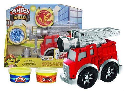 Dzieci bawiące się zestawem Play-Doh Wóz Strażacki