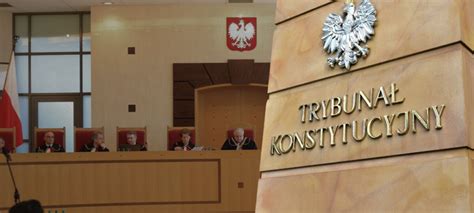 Tematyczne zdjęcie Trybunału Konstytucyjnego lub schemat prawny ilustrujący związki między aktami prawnymi
