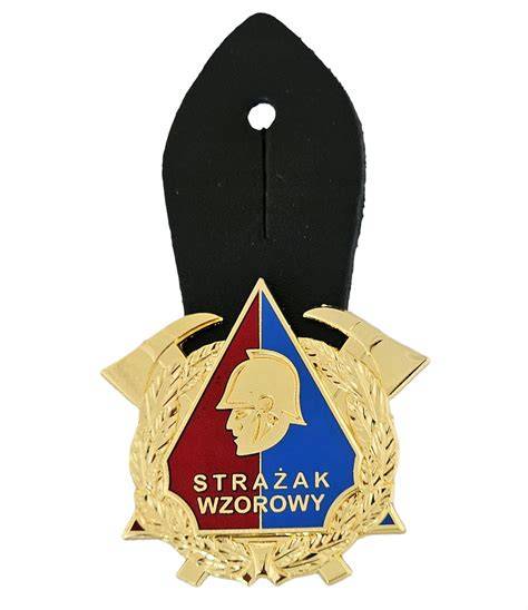 Strażak OSP w pełnym mundurze wyjściowym prezentujący wzorowy ubiór
