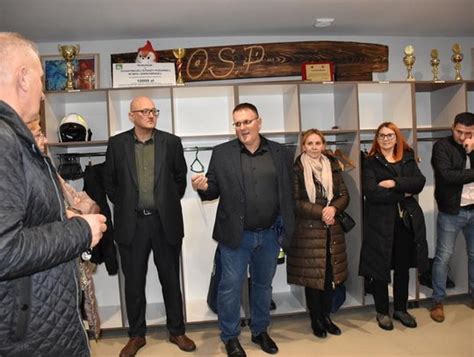 Uczestnicy uroczystości otwarcia zmodernizowanej remizy OSP w Woli Idzikowskiej