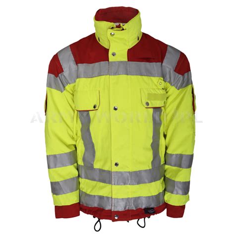 Przykładowa kurtka strażacka z rozwiązaniami ułatwiającymi przenoszenie sprzętu