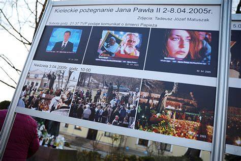 Zdjęcie zniszczonych plansz wystawy poświęconej Janowi Pawłowi II