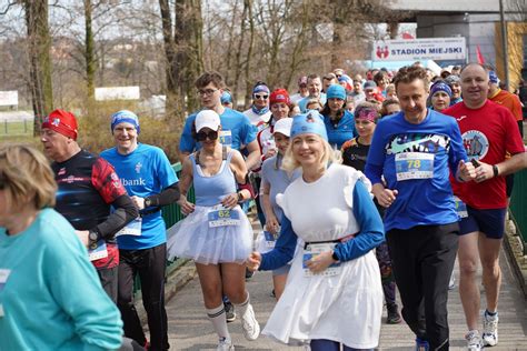 Uczestnicy Biegu Wiosennego Smerfna Piątka w Kaliszu
