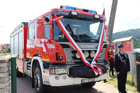 Ilustracja ciężkiego samochodu ratowniczo-gaśniczego Scania w akcji