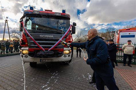 Wóz strażacki Scania podczas uroczystego przekazania