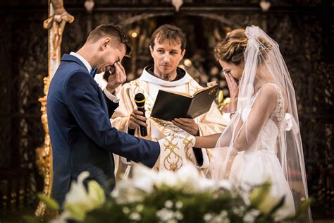 Para młoda w kościele, symboliczne zdjęcie z elementami wiary