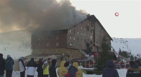 Widok na płonący hotel Grand Kartal w Turcji, z widocznymi płomieniami i dymem