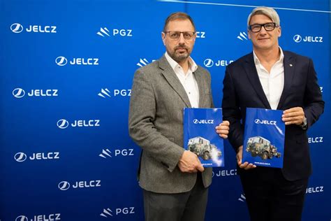 Prezes JELCZ Sp. z o.o. przekazuje szlifierkę kątową przedstawicielowi OSP