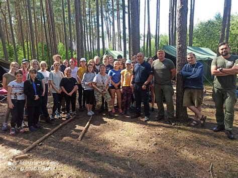 Zdjęcie grupowe uczestników i organizatorów obozu