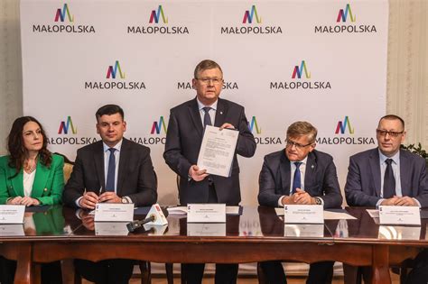 Uroczystość podpisania porozumienia o współpracy, przedstawiciele OSP, PSP i Falck Medycyna