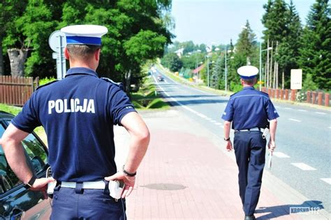 Zdjęcie przedstawiające patrolowanie dzielnicy przez policjantów