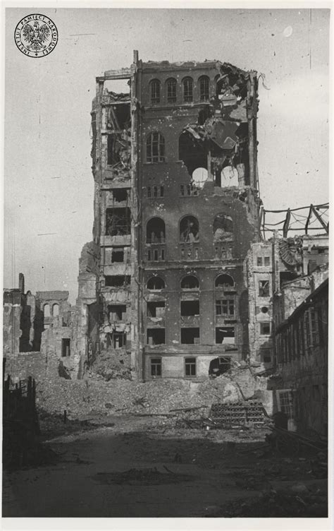 Zdjęcie symbolizujące miejsce tragedii, dym, zniszczony budynek