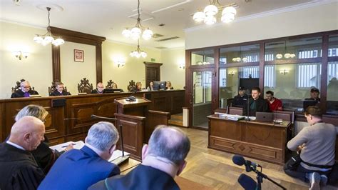 Zdjęcie z sali sądowej przedstawiające sędziów