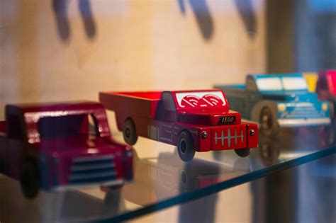 Zdjęcie jednych z pierwszych drewnianych zabawek wyprodukowanych przez firmę LEGO