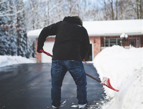 zdjęcie odśnieżonego chodnika zimą