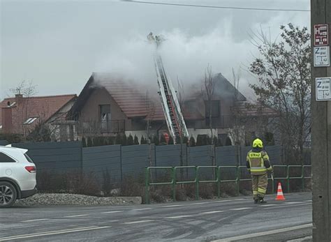 Akcja gaśnicza płonącego budynku magazynowego w Lublinie, dym widoczny z daleka